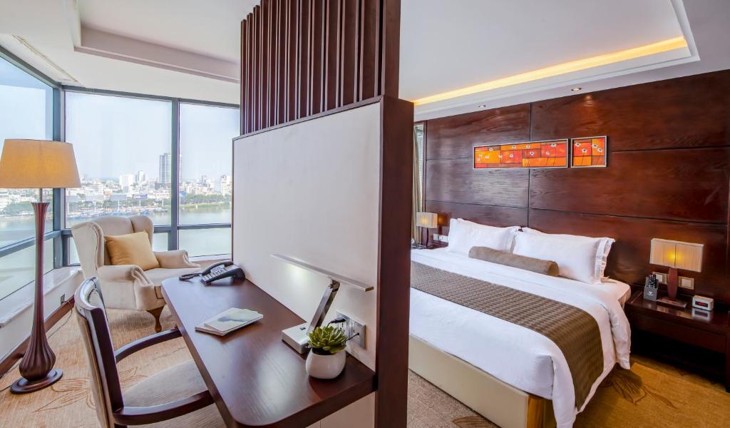 Сьюит (Двухместный люкс «Гранд» с 1 кроватью, вид на реку), Brilliant Hotel