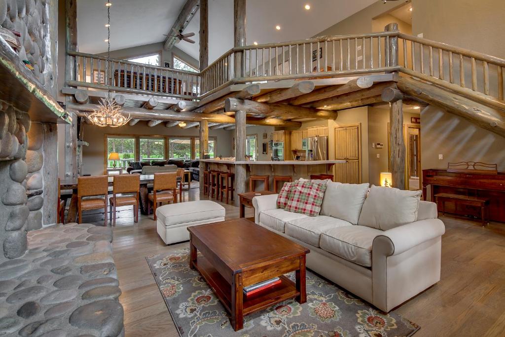Silver Pine Lodge image