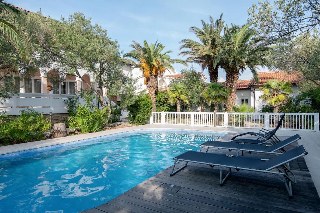 Beach Boy & Pool Girl Apartments photo 3