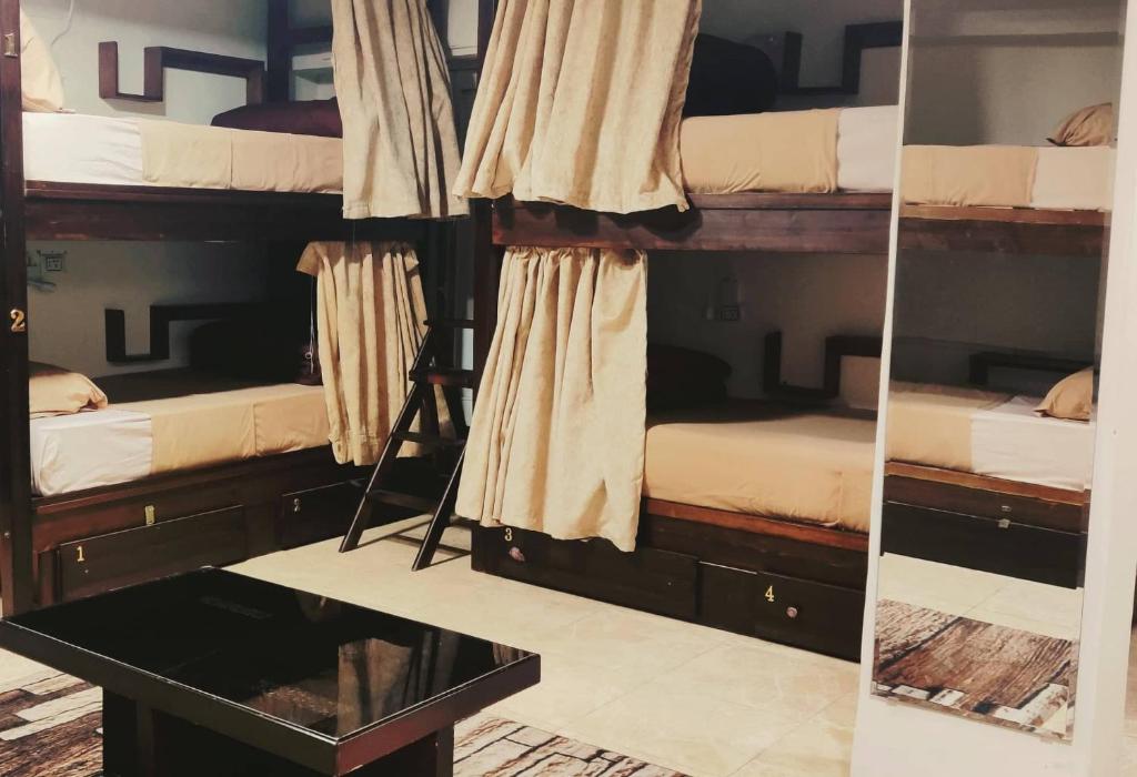 Номер (Bed in 6-Bed Dormitory Room (Non Egyptian- Non Arab)), Isis Hostel 1
