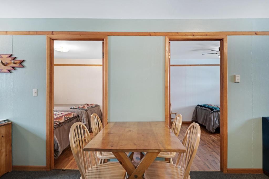 Foothills Lodge and Cabins photo 1