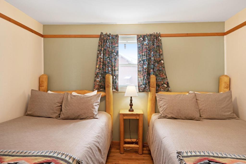 Foothills Lodge and Cabins photo 2