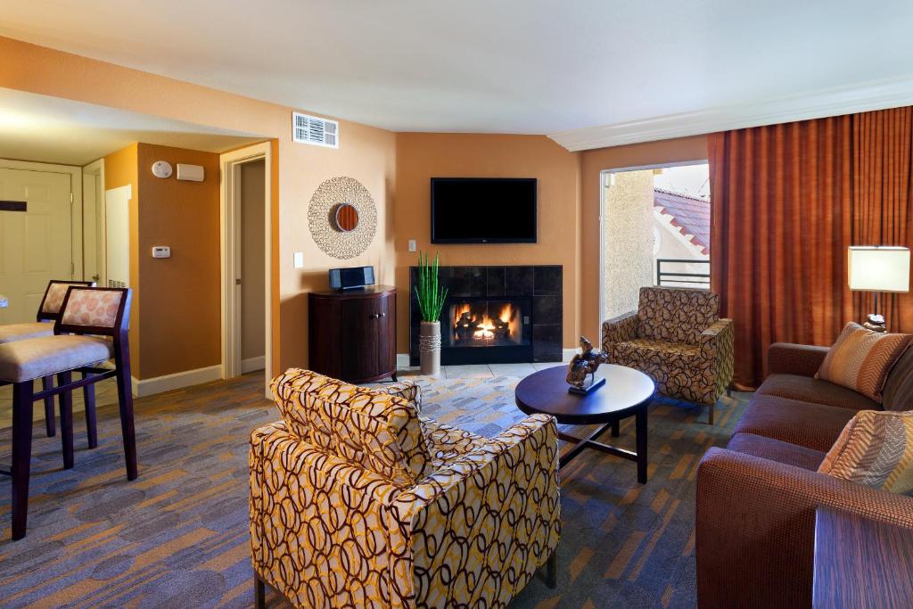 Апартаменты (Вилла с 2 спальнями), Holiday Inn Club Vacations at Desert Club Resort, an IHG Hotel
