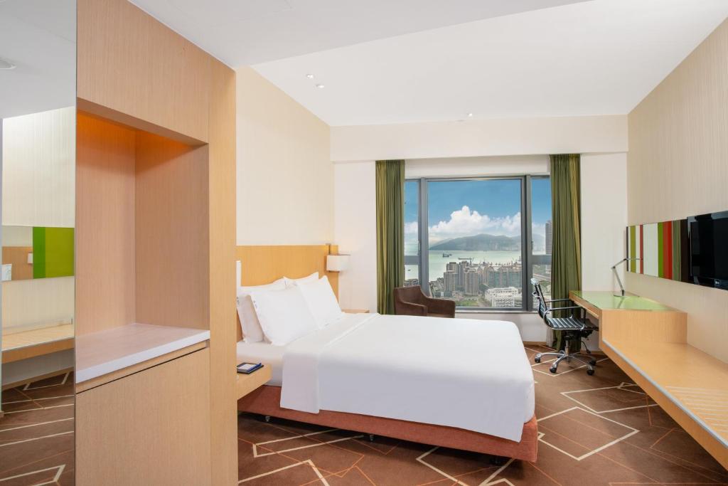 Трехместный (Upgraded Standard Room), Holiday Inn Express Hong Kong Kowloon East