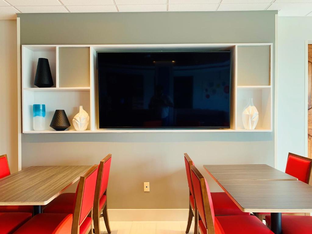 Holiday Inn Express & Suites - Middletown, an IHG Hotel photo 4