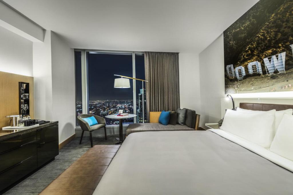 Двухместный (Улучшенный номер с кроватью размера «king-size»), InterContinental - Los Angeles Downtown, an IHG Hotel