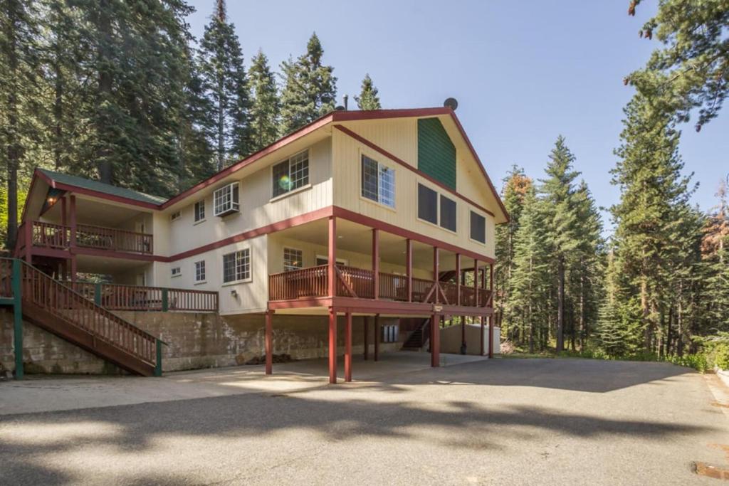 YoBee! Park Reservation Included! Heart of Yosemite - Homey Studios and Breakfast image