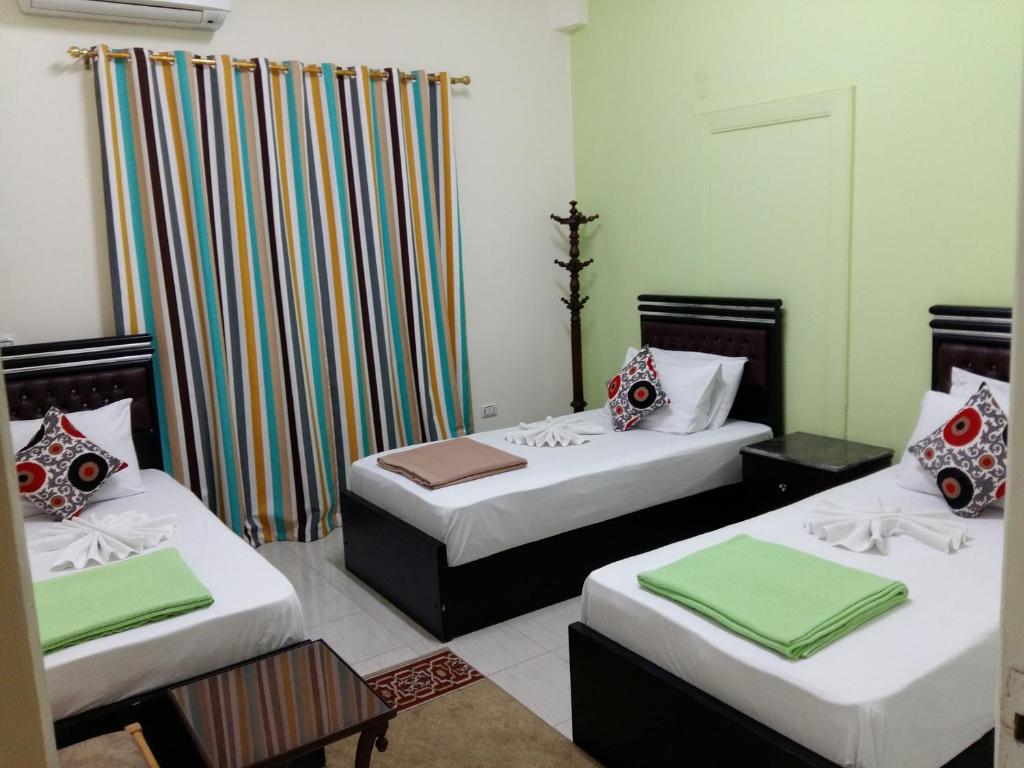 Трехместный (Трехместный номер с собственной ванной комнатой вне номера), Golden Star Hotel