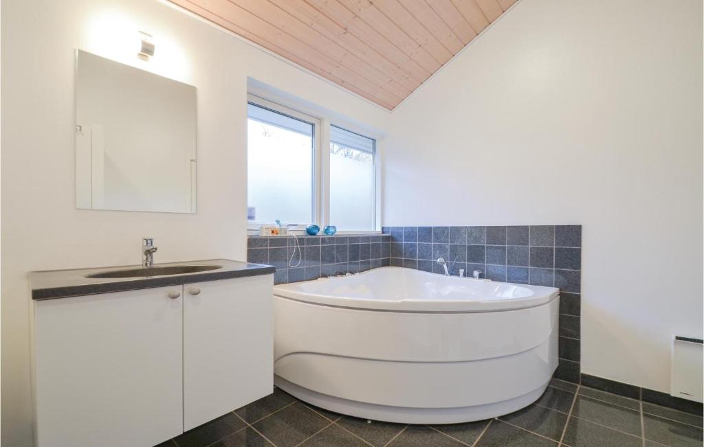 Nice Home In Glesborg With 3 Bedrooms, Sauna And Wifi photo 3