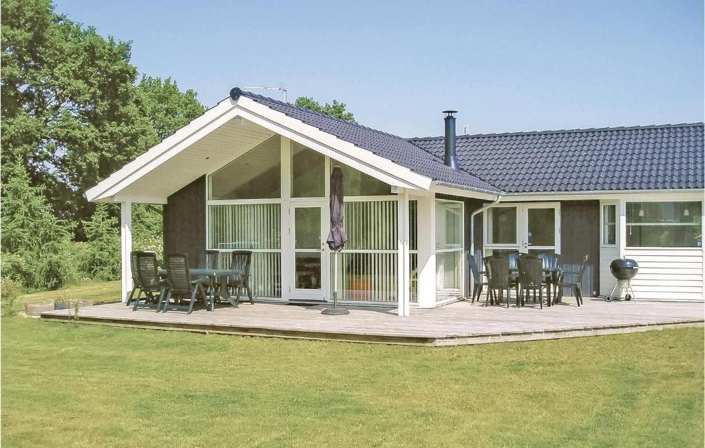Nice Home In Glesborg With 3 Bedrooms, Sauna And Wifi