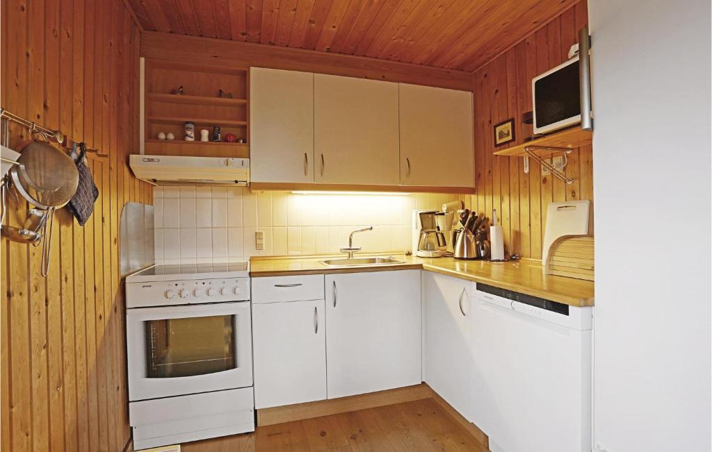 Nice Home In Gudhjem With 3 Bedrooms And Internet photo 3