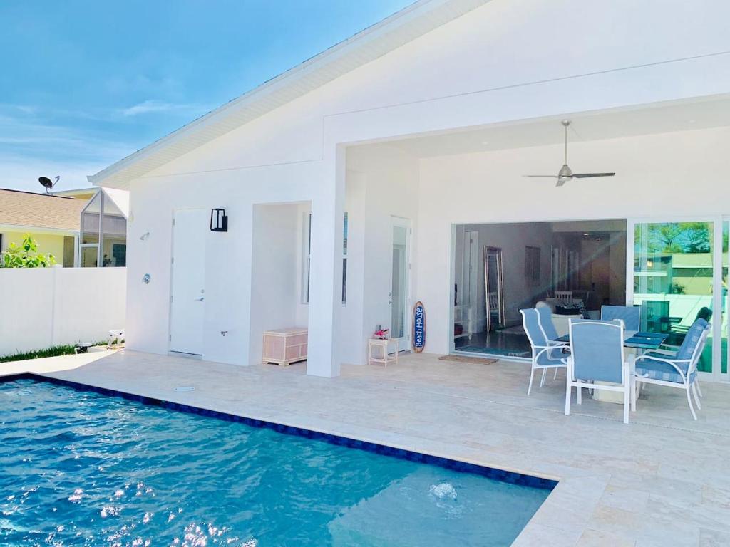 NEW! Perfect Naples - HEATED SALTWATER POOL image