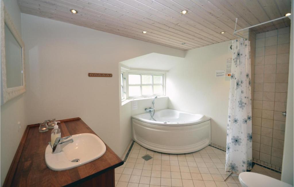 Awesome Home In Vggerlse With 5 Bedrooms And Wifi photo 2