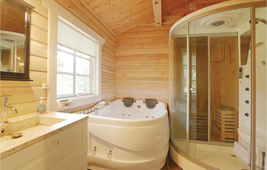 Nice Home In Aakirkeby With 3 Bedrooms, Sauna And Wifi photo 2