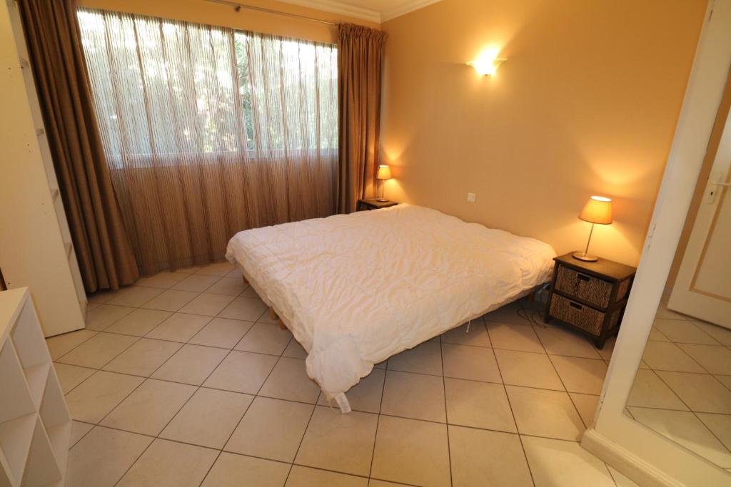 2, 3 and 4 bedroom sea view Forville Apartments 5 mins from the Palais photo 1