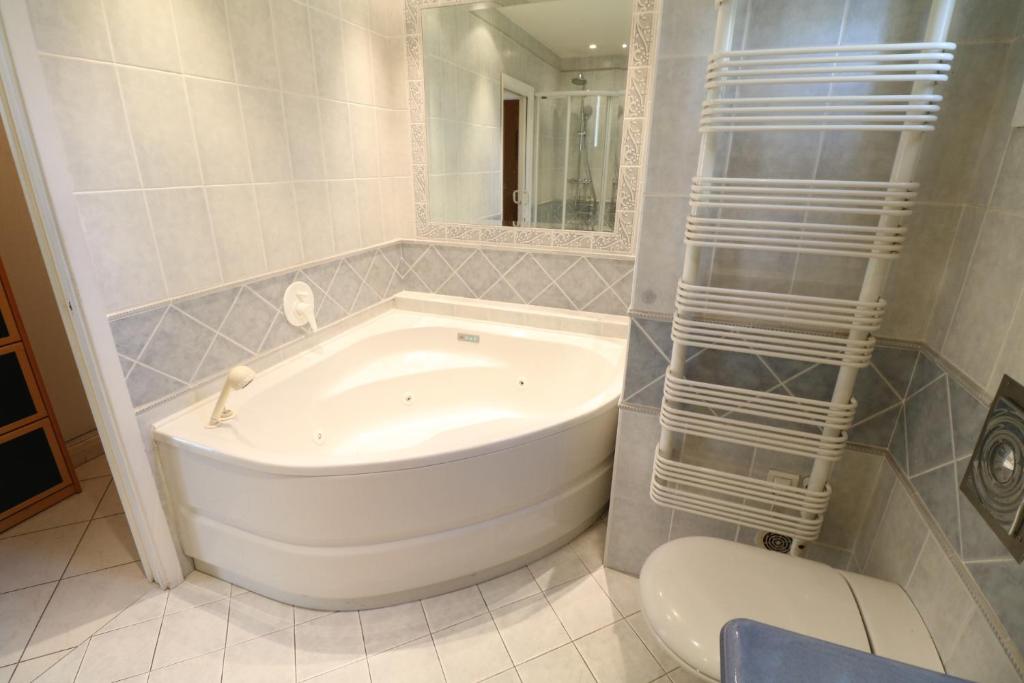 2, 3 and 4 bedroom sea view Forville Apartments 5 mins from the Palais photo 2