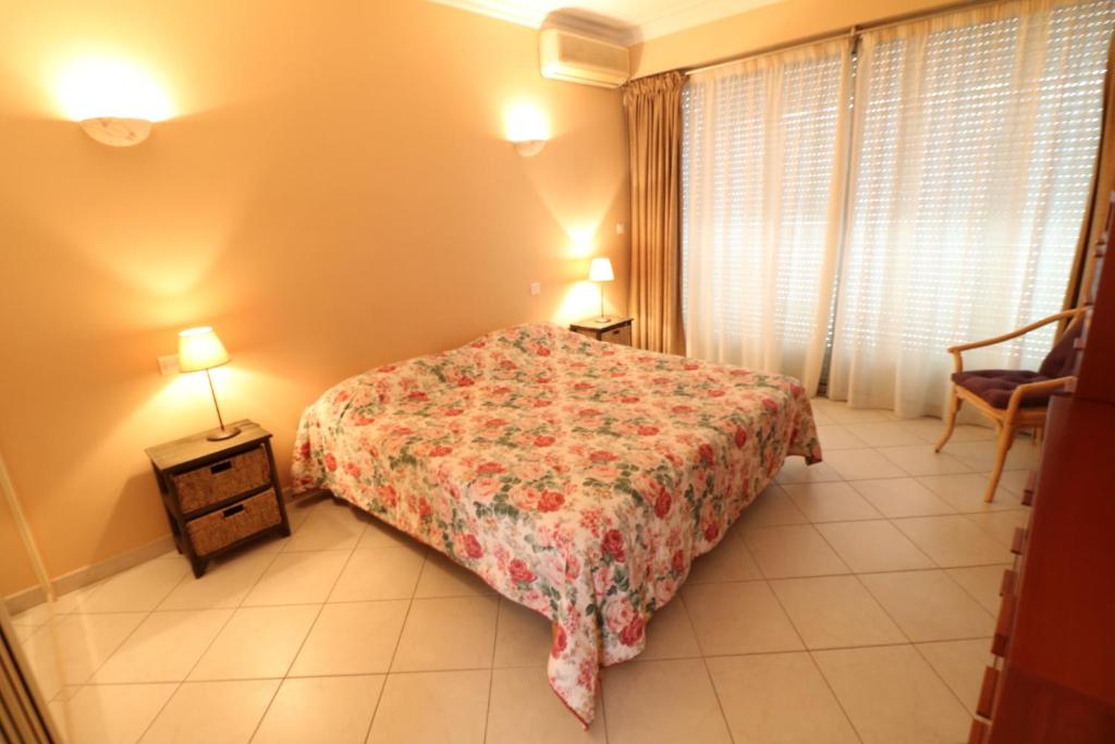 2, 3 and 4 bedroom sea view Forville Apartments 5 mins from the Palais photo 4