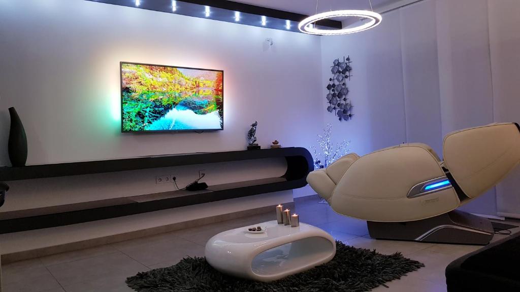 Apartment PLAZA ----Wallbox 11kW 16A ----- Private SPA- Jacuzzi, Infrared Sauna, Luxury massage chair, Parking, Entry with PIN 0 - 24h, FREE CANCELLATION UNTIL 2 PM ON THE LAST DAY OF CHECK IN photo 2
