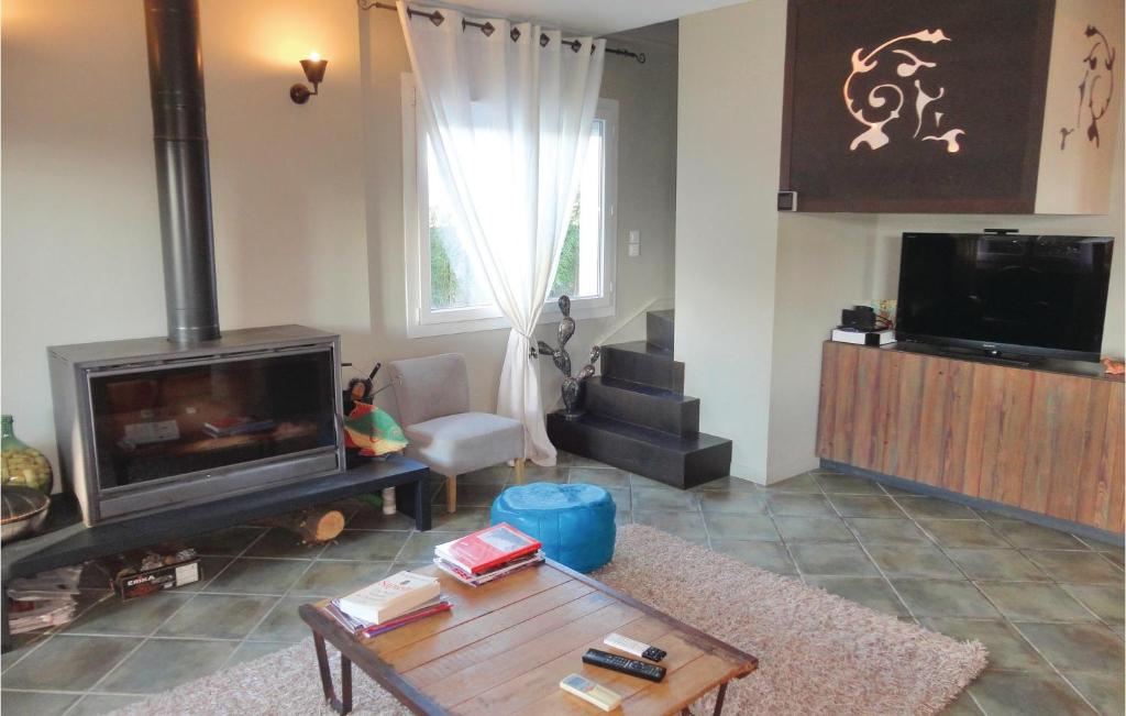 Beautiful Home In Caux With Wifi, Private Swimming Pool And Outdoor Swimming Pool photo 4