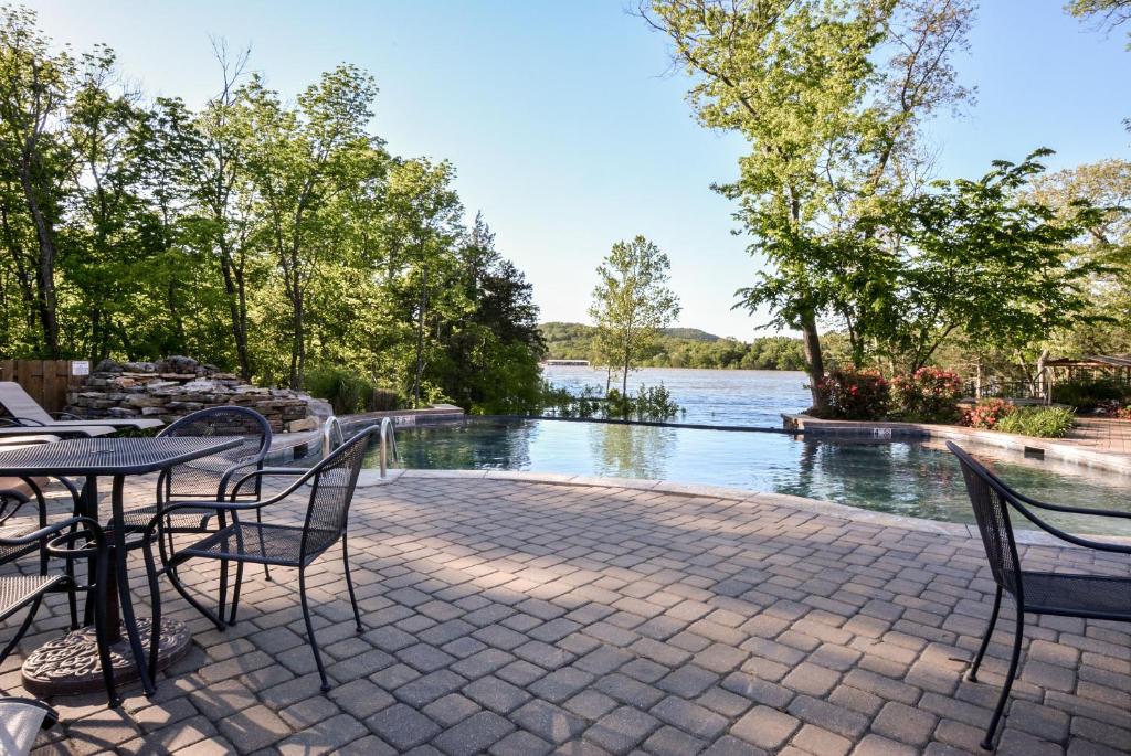 Luxury Lakefront Chalet Resort 2 Pools FREE Amenities Dock MiniGolf Waterslide photo 1