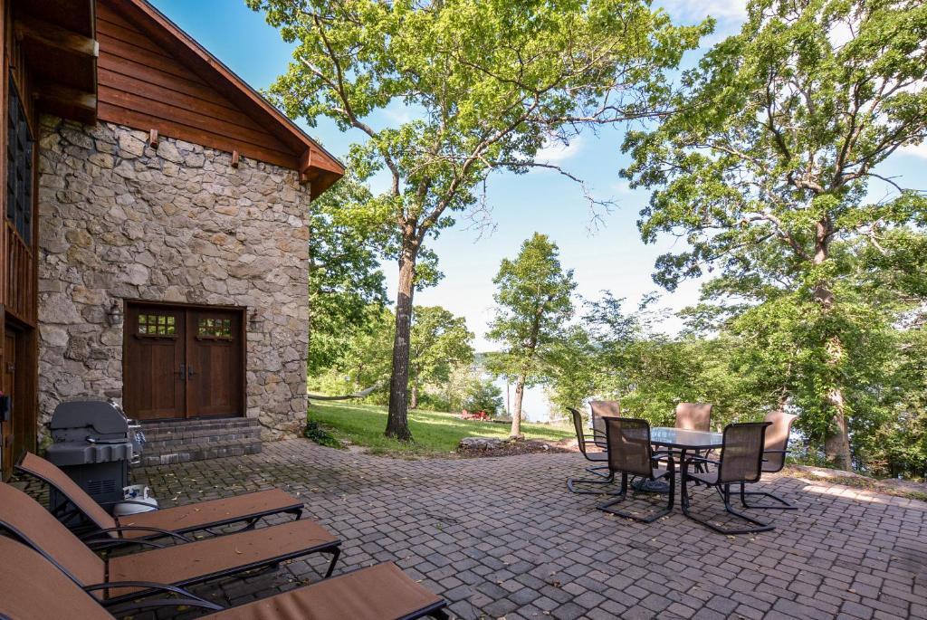 PRIVATE Lakefront Cabin HOT TUB Pool Table WIFI Amazing VIEW Close to Branson photo 1