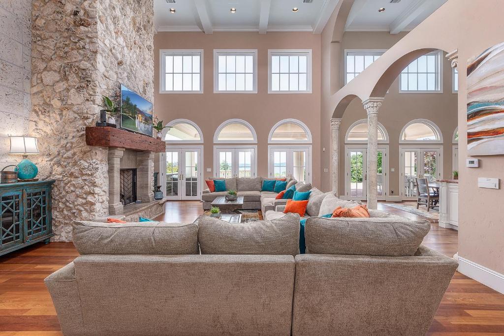 17500sqft PRIVATE ESTATE IndoorPool HotTub BIG LAKEVIEW Tennis Court Theater SDC photo 3
