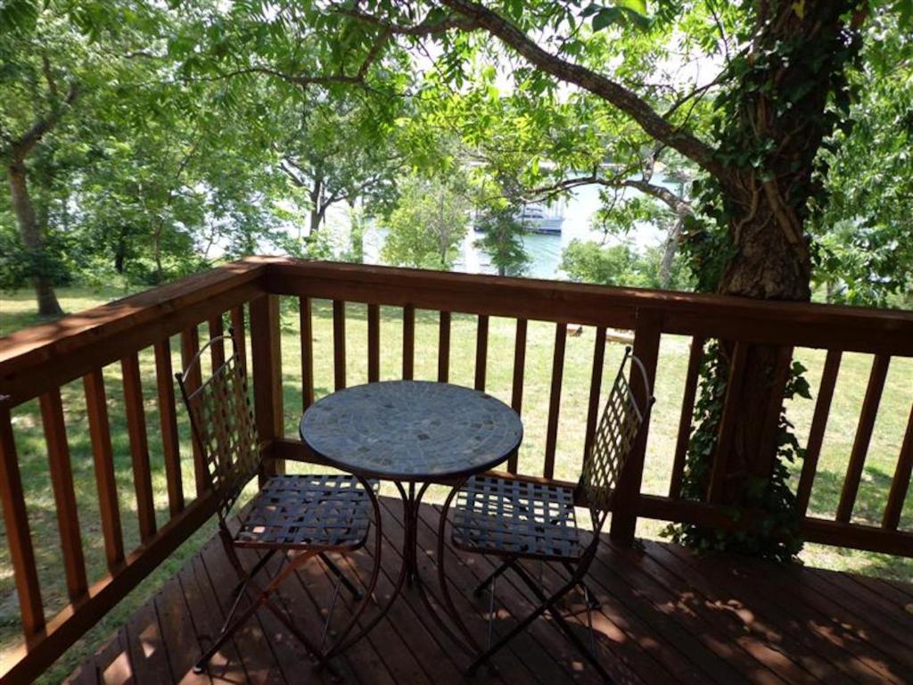 PRIVATE Lakefront Cabin HOT TUB Pool Table WIFI Amazing VIEW Close to Branson photo 2