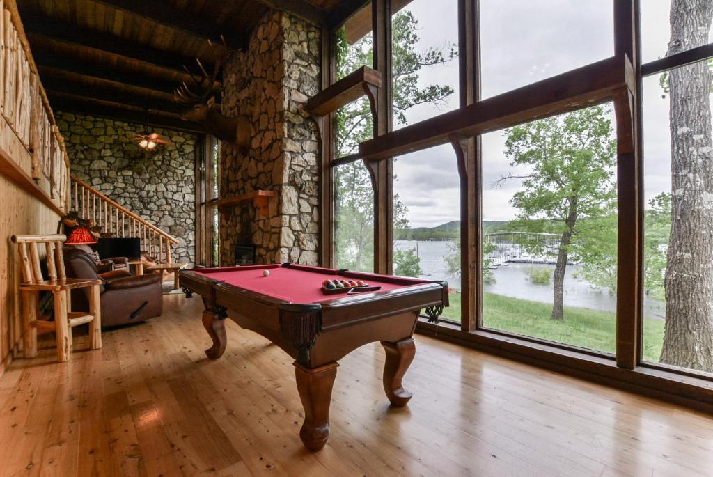 PRIVATE Lakefront Cabin HOT TUB Pool Table WIFI Amazing VIEW Close to Branson photo 4