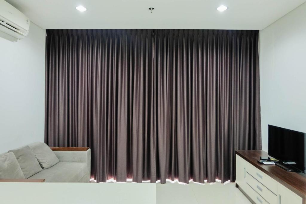 Luxurious and Comfy 2BR Paddington Heights Alam Sutera Apartment By Travelio, Tangerang
