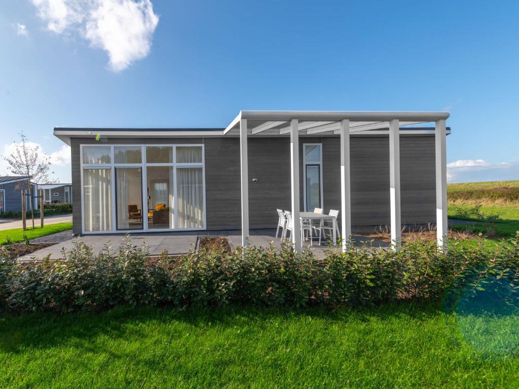 Modern, high-quality chalet with WiFi near the Oosterschelde photo 1