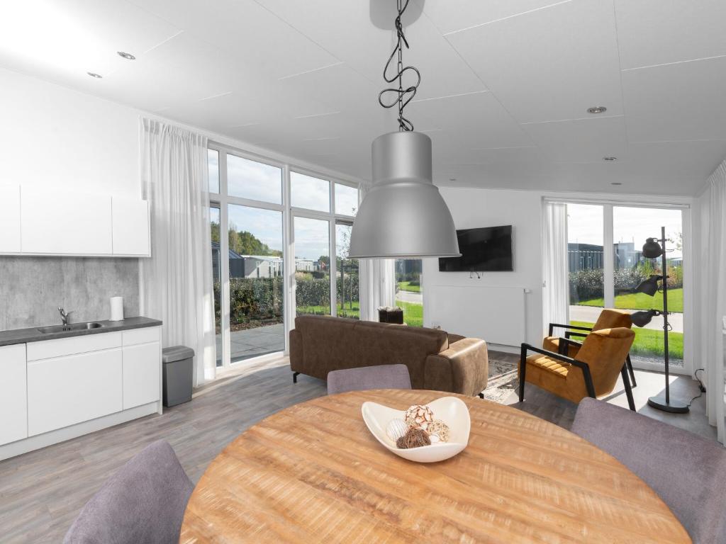 Modern, high-quality chalet with WiFi near the Oosterschelde photo 3