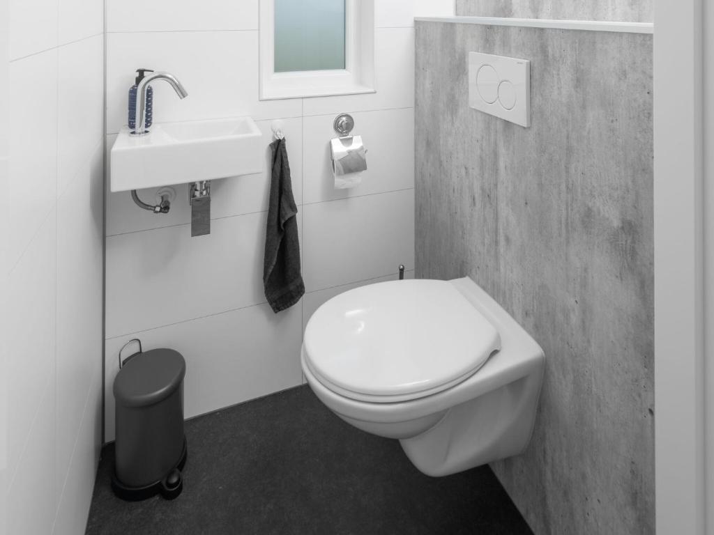 Modern, high-quality chalet with WiFi near the Oosterschelde photo 2