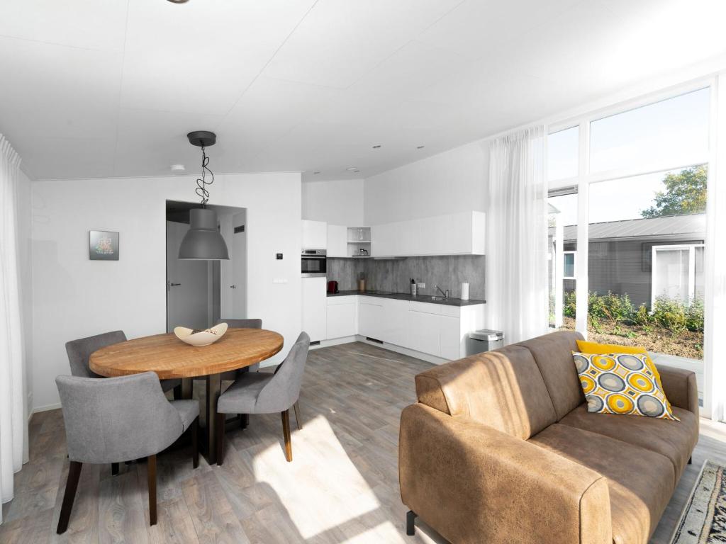 Modern, high-quality chalet with WiFi near the Oosterschelde photo 4