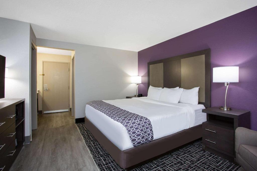 La Quinta Inn by Wyndham Roanoke Salem photo 2