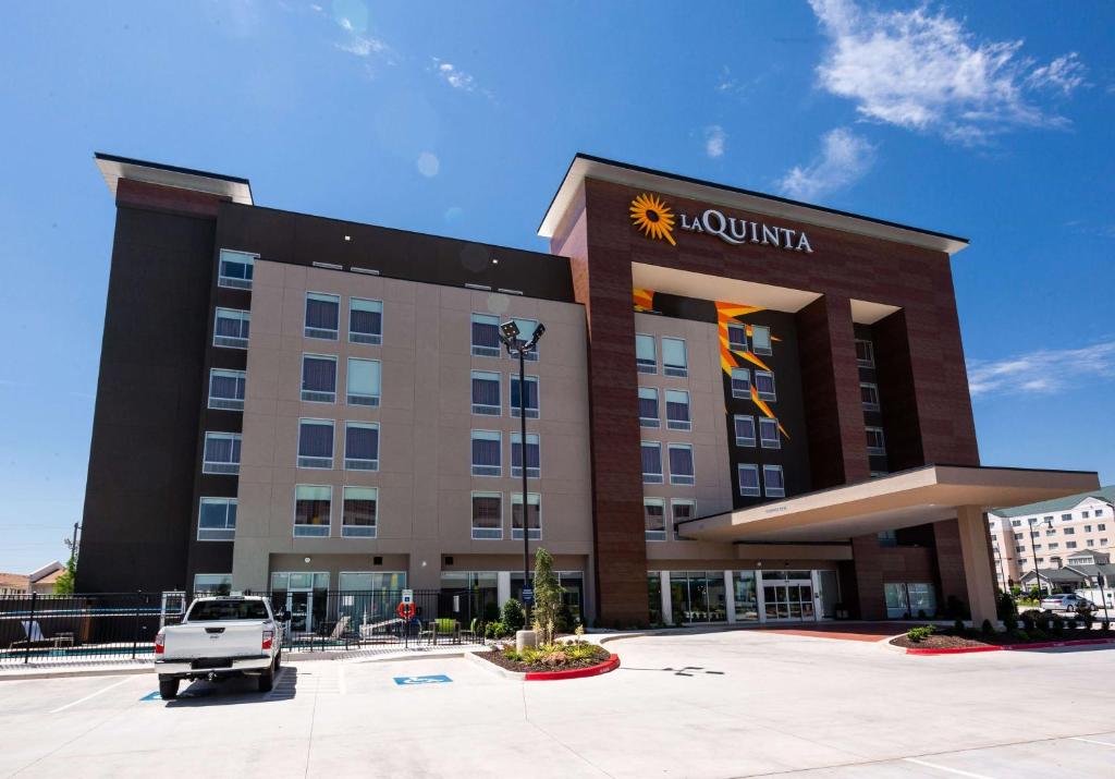 La Quinta Inn & Suites by Wyndham Oklahoma City Airport image