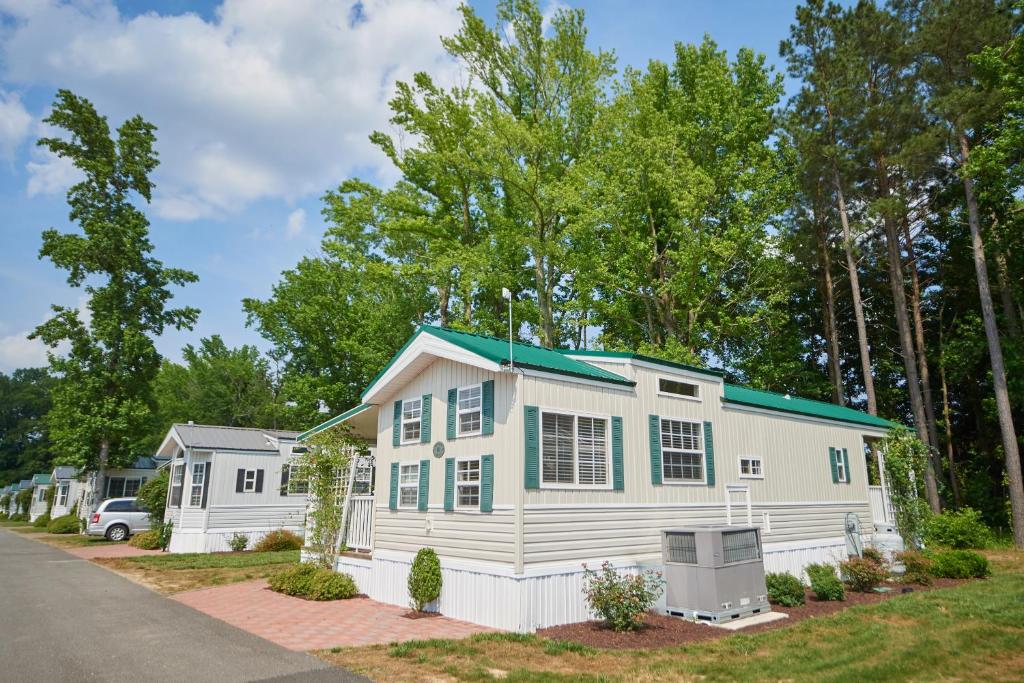 Bethpage Hewick Three-Bedroom Cottage 30 image