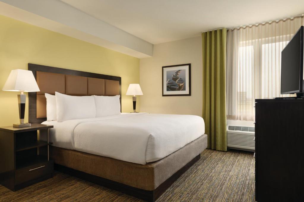 Park Inn by Radisson, Calgary Airport North, AB Room Type - King Studio Suite - Non-Smoking