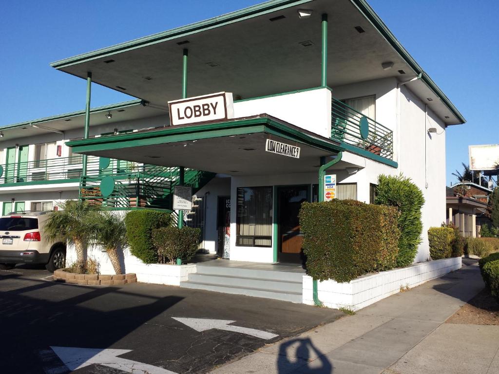 Travelers Beach Inn image
