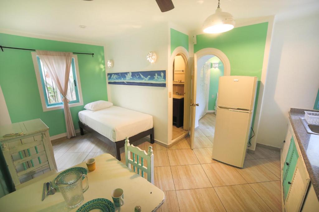 Трехместный (Улучшенный трехместный номер), El Patio Hotel & Suite - 5th Avenue Area