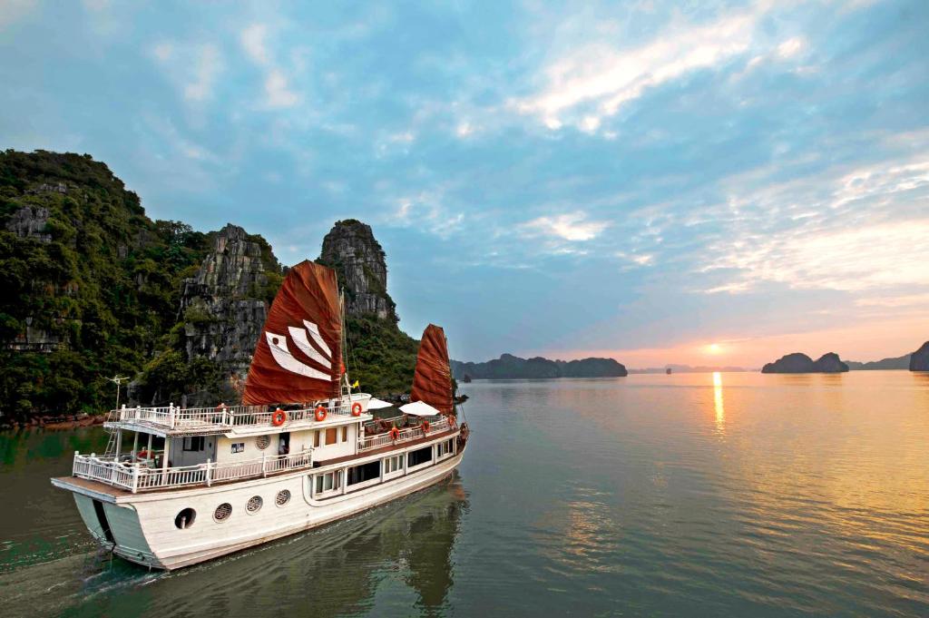 Du thuyền Legend Halong Private