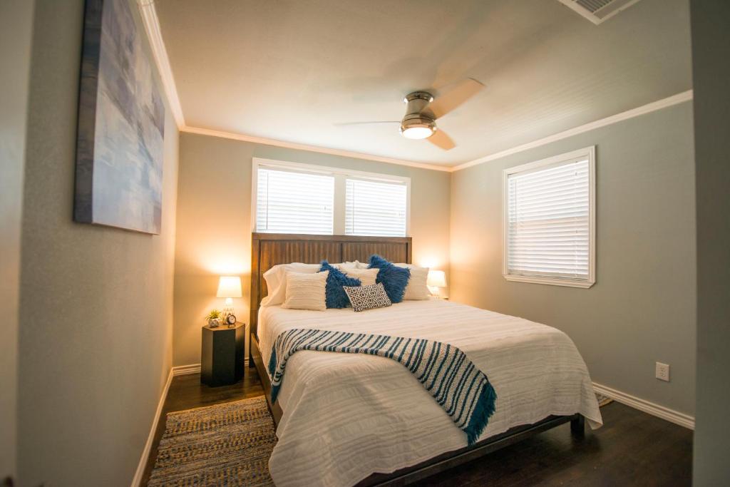 Walk to the Silos! 3 Bed 1960's Bungalow near Baylor photo 4