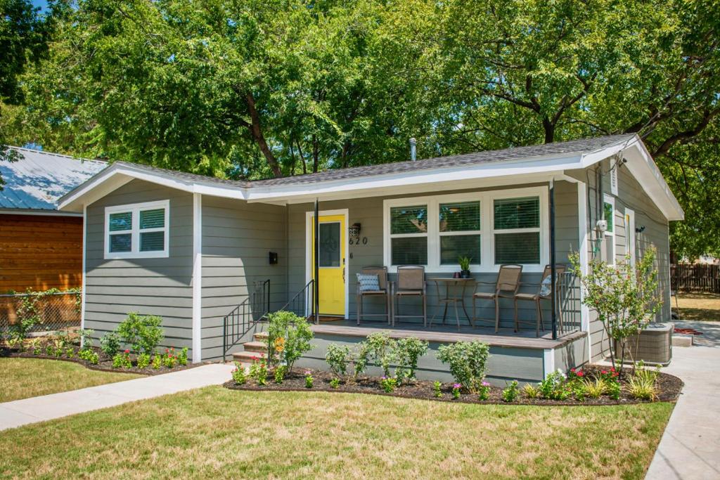Walk to the Silos 3 Bed 1960 s Bungalow Near Baylor image