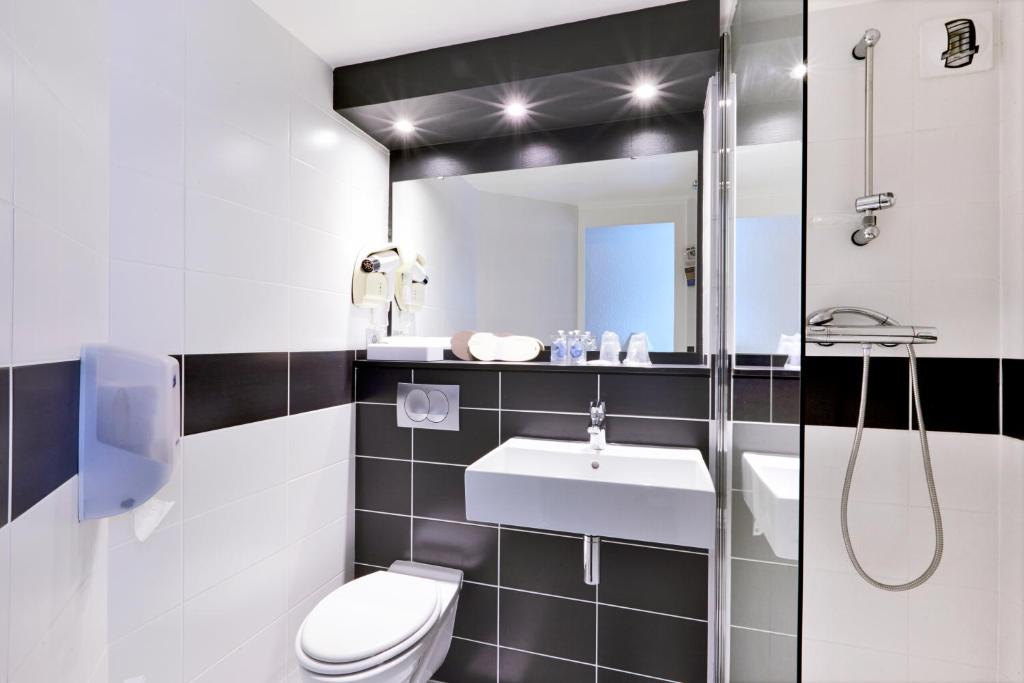Kyriad Hotel Laval photo 1