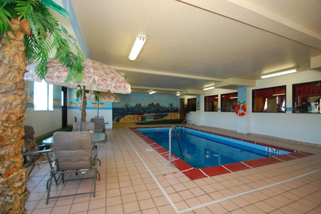 Super 8 by Wyndham Troy IL/St. Louis Area image