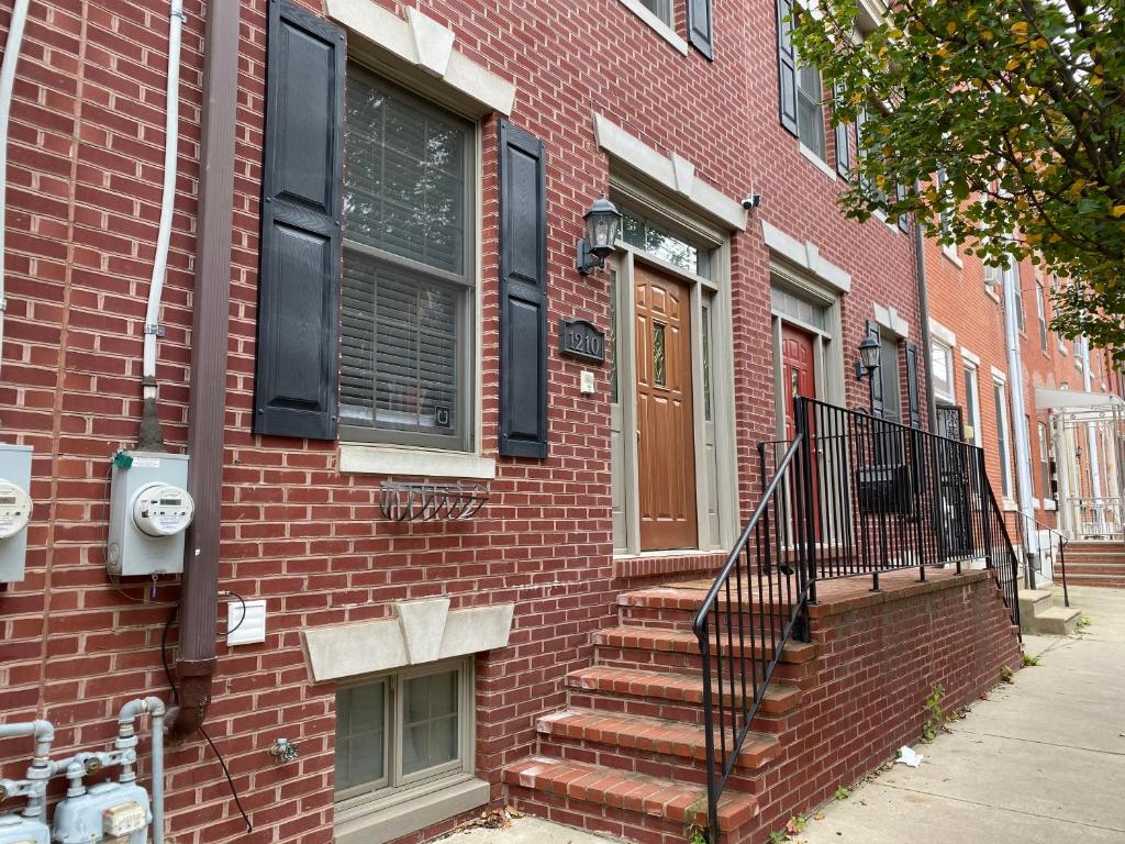 Alina & Fanny - Philadelphia 1210 Mt Vernon St image