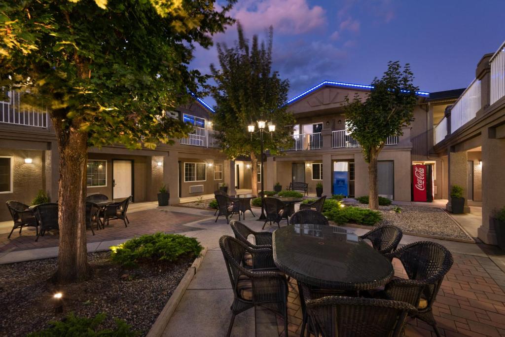 Days Inn by Wyndham Kelowna photo 1