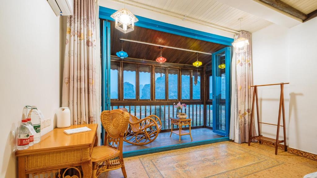 Двухместный (Номер с кроватью размера «king-size» и видом на горы), Yangshuo For Love Inn