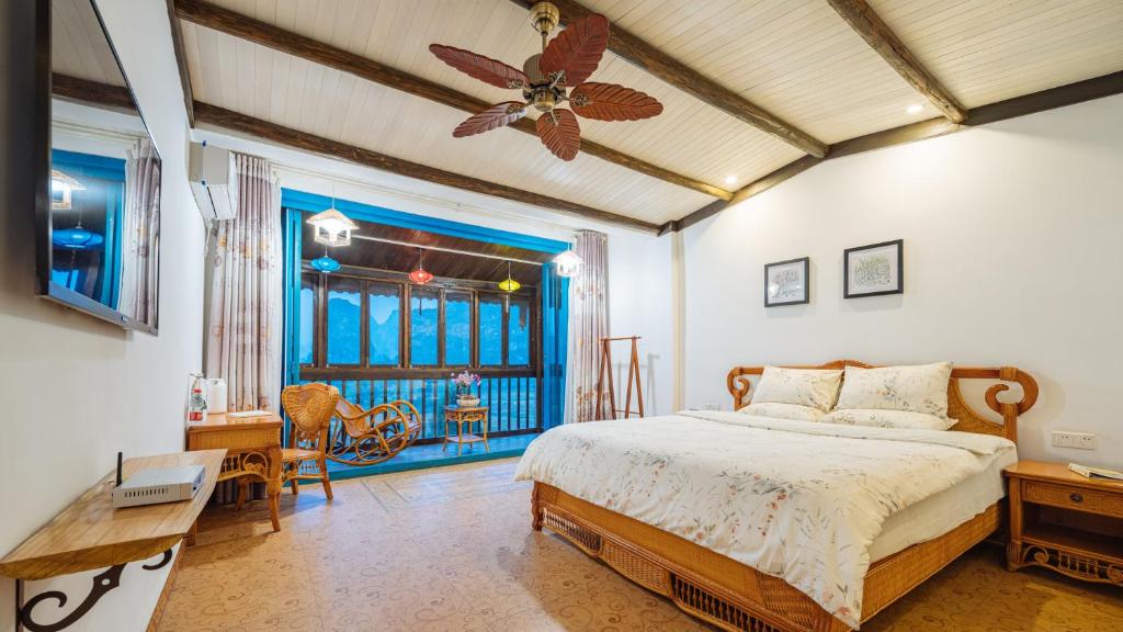 Двухместный (Номер с кроватью размера «king-size» и видом на горы), Yangshuo For Love Inn