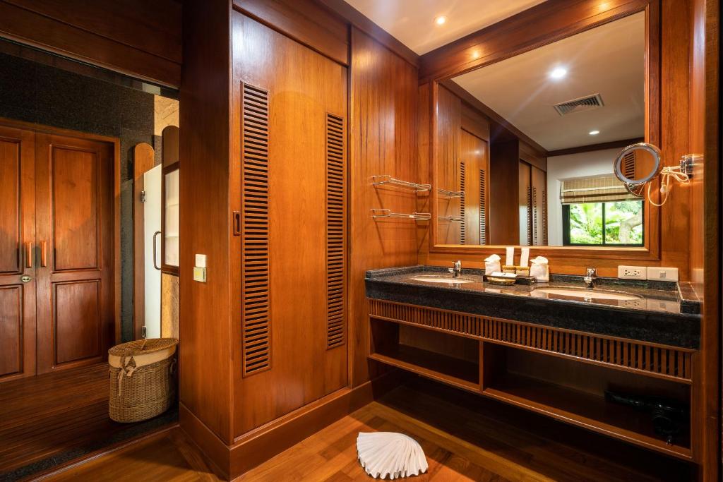 Вилла (Three-Bedroom Lake Front Villa), Nai Harn Baan-Bua Villas