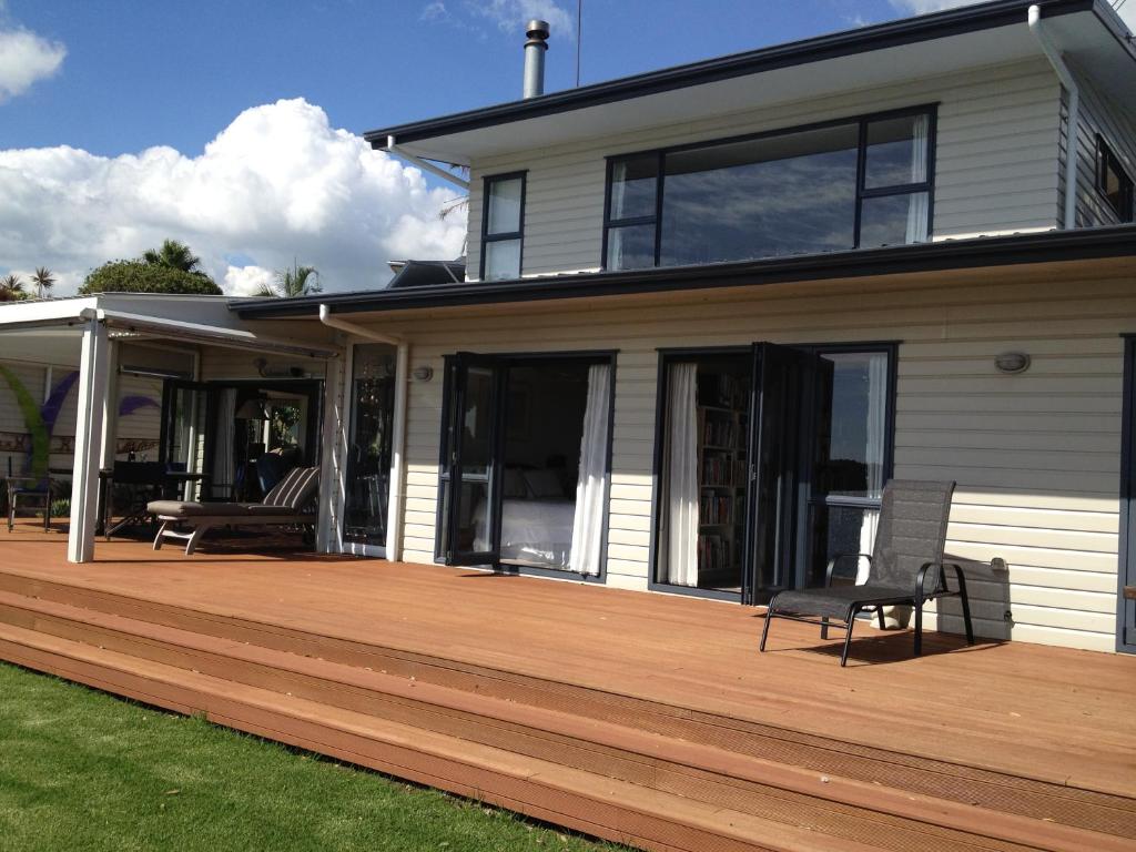 Absolute Waterfront Serenity Near Auckland photo 1